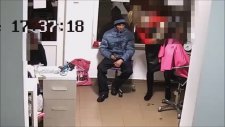 Kadın Berbere Bakıp Sıvazlayan Adam