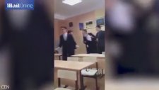 Şaka Yapan Kız Arkadaşını Tekme Tokat Döven Öğrenci