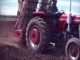 Kırmızı Massey Fergusondur