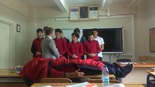 Öğrencisini Ceset Olarak Kullanan Öğretmen