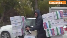 Suriyeli Genç 40 Koli Makarnayı Motosikletle Böyle Taşıdı
