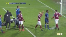Metz - Lyon Maçında Sahaya Ses Bombası Atıldı