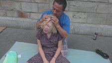 Kaldırımda Masaj Yapmak - Mr. Loudong