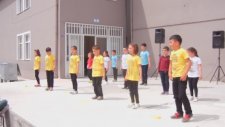 Salim Uçar İlkokulu /yollarda Bulurum Seni(23 Nisan Gösterisi)