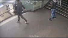 Merdivenlerden İnen Kadına Tekme Attı