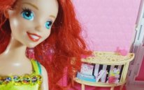 Minişler Barbie Evine Konuk Oluyor | Barbie Minişlere Yemek Yapıyor | Eğlenceli Miniş Videosu