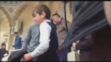 ÇEÇENİSTANDA HAYVANLAR İÇİNDE YAŞAMAKTAN BIKTIM DİYEN ÇEÇEN TUTUKLANIYOR AKIBETİ BİLİNMİYOR