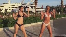 Kız Kardeşini Omzunda Taşıyan Abla