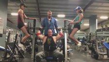 Bench Press'te Kızları Kaldıran Adam