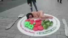 PETA'dan Sokak Ortasında Çıplak Protesto