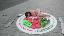 PETA'dan Sokak Ortasında Çıplak Protesto