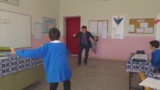 Öğrencisiyle Karşılıklı Ankara Havası Oynayan Öğretmen