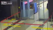 Havalimanı Terminaline Aracıyla Giren Sarhoş
