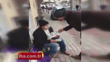Öğrencilerin Duygularını Sömüren Dilenci Kamerada
