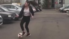 Yetenekli Kızın Sokakta Freestyle Performansı
