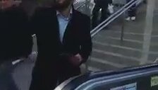 Noeli Kutlamayın Broşürü Dağıtanları Çenesiyle Out Eden Adam