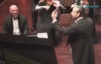 Orkestra Şefi Nadir Abbasi Hem Seyircinin Alkışlarını Hemde Orkestrayı Yönetiyor