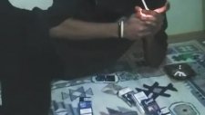 Arkadaşına Sanatsal Bir Şekilde Sigara Uzatan Genç