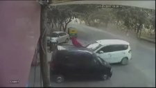 Hindistan'da İki Aracın Arasında Kalan Kadının Havaya Fırlaması