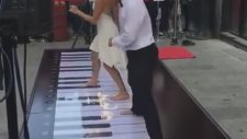 Ayak Piyanosu İle Sokakta Müzik Şöleni