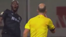 Hakem Futbolcuya Çarptı Kırmızı Kart Gösterdi