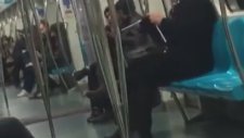 Metroda El İşi Ören Adam