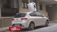 Arabanın Üzerine Çamaşır Makinesi Attı