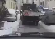 Yola Gramla Tuz Atan Belediye İşçisi