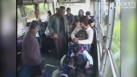Otobüste Yaşlı Kadına Yer Veren Maymun