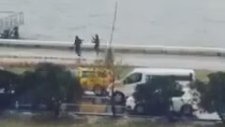 Kar Yağışını Zeybek Oynayarak Kutlayan İzmirliler