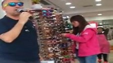 Çin'de Mikrofonu Eline Alıp Satış Yapan Türk (Küfür içerir)