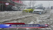 Basık Araba İle Kar Küreyen Gençler