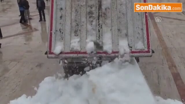 Alanya'da Çocuklar Için Kamyonla Kar Taşındı