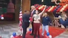Trump Heykelinin Açılışında Dolgun Memeli Femen Protestosu