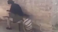 Boyundan Büyük Kişiye Boyundan Büyük Eşek Şakası Yapan Velet