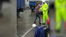 Trafik Polisine Kızınca Kung Fu Yapan Adam