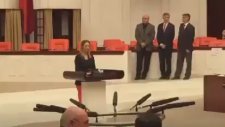 Aylin Nazlıaka Kendini Kürsüye Kelepçeledi