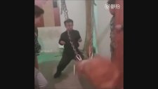 Kütükle Hayalarına Vuran Çinli