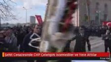 Şehit Cenazesinde Chp Çelengini İstemediler Ve Yere Attılar