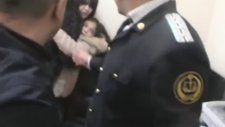 AZERBEYCANDA ZULÜM VAR KIZ ÇOCUĞU BABASI POLİSLE BİRLİKTE RÜŞVET KARŞILIĞI ANNESİNDEN ZORLA ALIYOR
