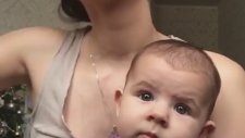 Annesinin Makyaj Yapışını İzleyen Minnoş Bebek