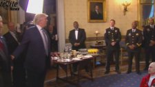 Trump FBI Başkanını Öpücükle Çağırdı