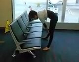 Ellerini Kullanmadan Koltukların Altından Geçmeyi Başaran Kız