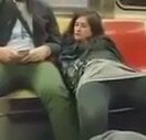 Metroda Mastürbasyon Yapan Kız
