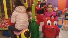 Livnur Ve Elif Çiçek Kuzeni ile Oyun Parkında
