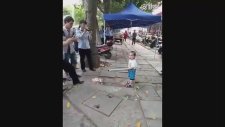 Seyyar Satıcılık Yapan Ninesini Zabıtalardan Savunan Ufaklık