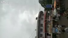 Bunalıma Giren İneğin Çatıdan Atlayıp İntihar Etmesi