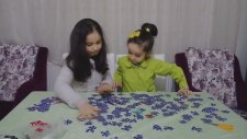 Livanur ve Elif Çiçek puzzle oynuyor