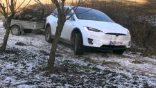 Çiftliğinde Traktör Olarak Tesla Model X’i Kullanan Avusturyalı Çiftçi