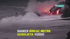 Lavların Aktığı Denizde Yüzen Adam